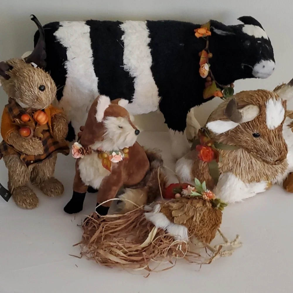Pier 1 Fall Going Into Christmas Straw Farm Cow Animal 18 X 13